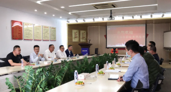 东莞市工信局与镇经发局领导莅临40001百老汇参观指导